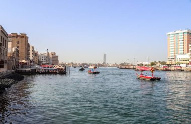 Dubai, Birleşik Arap Emirlikleri, - 12 Mart 2020: Limandaki eski Dubai şehrine bakın