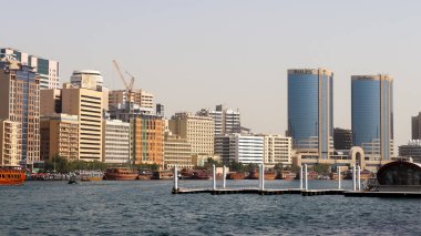 Dubai, Birleşik Arap Emirlikleri, - 12 Mart 2020: Limandaki eski Dubai şehrine bakın