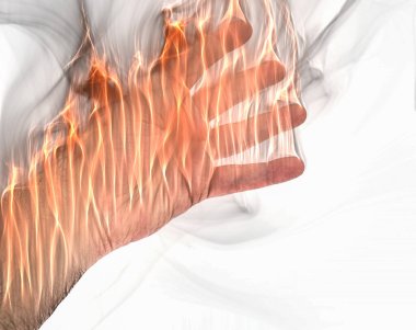 Turuncu alevlerle yanan bir insan eli ve beyaz arka planda biraz duman.