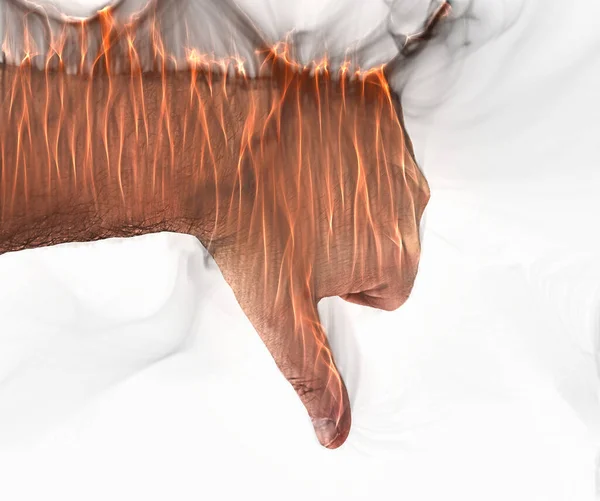 オレンジ色の炎と白い背景の前でいくつかの煙で燃える火に人間の手 — ストック写真