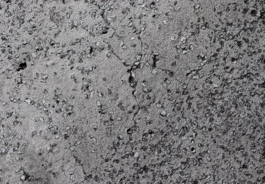 Eski beton duvarların detaylı görüntüsü çatlaklara ve yüksek çözünürlüklü birçok yapıya sahip farklı modern ve ev sahibi binalara bakıyor.