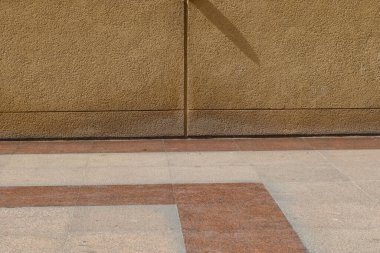 Eski beton duvarların detaylı görüntüsü çatlaklara ve yüksek çözünürlüklü birçok yapıya sahip farklı modern ve ev sahibi binalara bakıyor.
