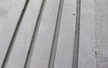 Eski beton duvarların detaylı görüntüsü çatlaklara ve yüksek çözünürlüklü birçok yapıya sahip farklı modern ve ev sahibi binalara bakıyor.
