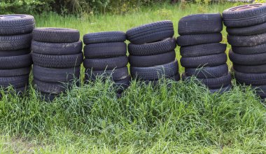 Yığınla hasarlı ve yıpranmış siyah lastikler. Lastik lastiği sorunları. Çözüm kavramı.