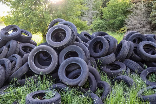 Pneus Pretos Velhos Danificados Desgastados Numa Pilha Problemas Com Piso — Fotografia de Stock