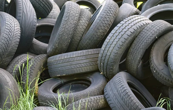 Pneus Pretos Velhos Danificados Desgastados Numa Pilha Problemas Com Piso — Fotografia de Stock