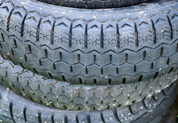 Beschadigde Versleten Oude Zwarte Banden Een Stapel Bandensporen Problemen Oplossingen — Stockfoto