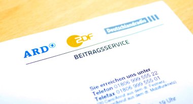Almanya 'nın kuzeyinde Schleswig-Holstein - 18 Haziran 2020: Alman GEZ şirketinin Alman devlet televizyonu faturası
