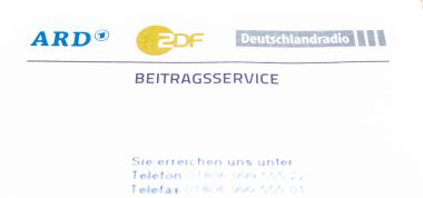 Almanya 'nın kuzeyinde Schleswig-Holstein - 18 Haziran 2020: Alman GEZ şirketinin Alman devlet televizyonu faturası