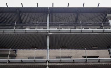 Almanya 'da Kiel' de bulunan pencerelere cam ve güneş ışığı yansıtan modern ofis cepheleri.