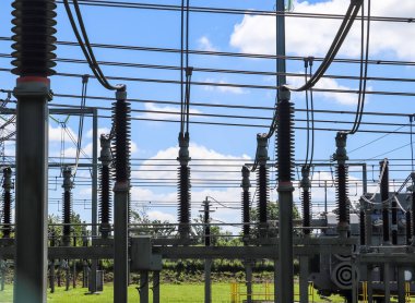 Elektrik Transformatörü. Elektrik enerjisinin dağıtımı büyük bir santralde çok fazla elektrik hattı olan
