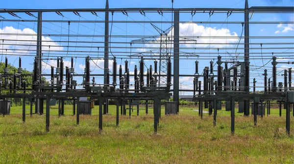 Transformador Eléctrico Distribuição Energia Elétrica Uma Grande Subestação Com Lotes — Fotografia de Stock