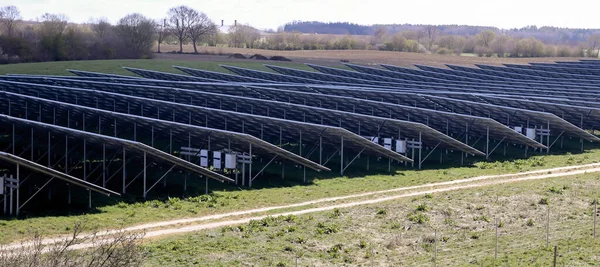 Wytwarzanie Czystej Energii Modułów Słonecznych Dużym Parku Północnej Europie — Zdjęcie stockowe