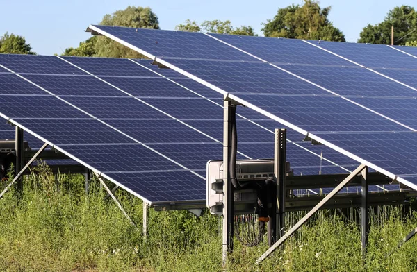 Wytwarzanie Czystej Energii Modułów Słonecznych Dużym Parku Północnej Europie — Zdjęcie stockowe