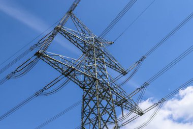 Avrupa 'nın kırsal kesimlerinden birinde elektrik taşıyan büyük bir elektrik direğine yakın görüş