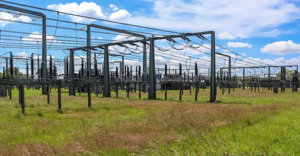 Elektrik Transformatörü. Elektrik enerjisinin dağıtımı büyük bir santralde çok fazla elektrik hattı olan