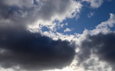 Fırtınadan hemen önce gökyüzünde sersemletici kara bulut oluşumları 