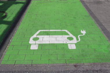 Otoparkta boyanmış elektrikli arabalar için bir yükleme istasyonu işareti.