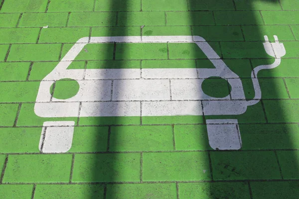 Otoparkta Boyanmış Elektrikli Arabalar Için Bir Yükleme Istasyonu Işareti — Stok fotoğraf