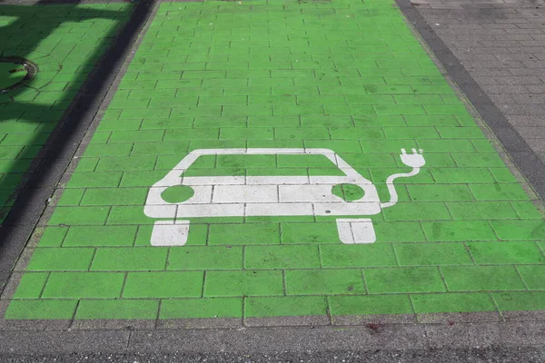 Otoparkta boyanmış elektrikli arabalar için bir yükleme istasyonu işareti.