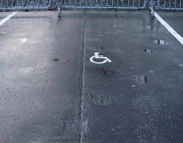 Parcheggio Con Segno Dipinto Sedia Rotelle Posti Auto Clienti Disabili — Foto Stock