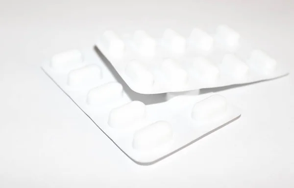 Fehér Tablettákat Tartalmazó Csomagok Buborékcsomagolásban Fehér Alapon Elkülönített Másolási Hellyel — Stock Fotó