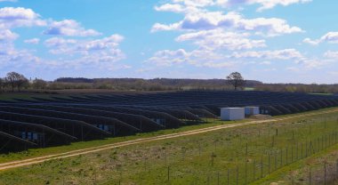 Kuzey Avrupa 'daki büyük bir parkta güneş modülleriyle temiz enerji üretiyor..