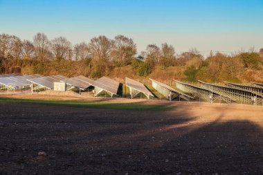 Kuzey Avrupa 'daki büyük bir parkta güneş modülleriyle temiz enerji üretiyor..