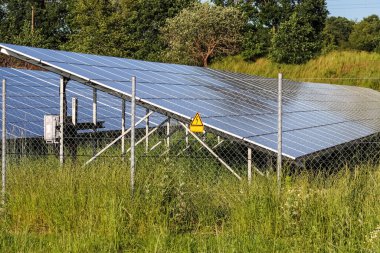 Kuzey Avrupa 'daki büyük bir parkta güneş modülleriyle temiz enerji üretiyor..