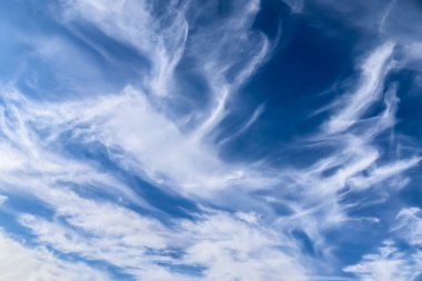 Avrupa 'nın üzerinde görülen masmavi bir yaz gökyüzünde çarpıcı bir sirrus bulutu oluşumu.