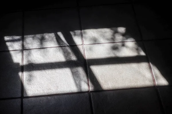 タイルの背景に窓を通して太陽光の柔らかな影の抽象概念 — ストック写真