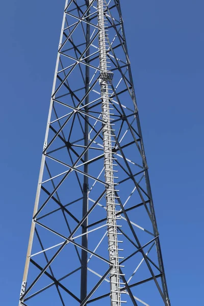 Antenna Elettrica Torre Trasmettitore Comunicazione Paesaggio Europeo Contro Cielo Blu — Foto Stock