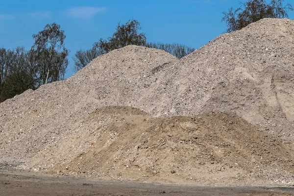 砂とタイヤトラックの山と砂利のピットに表示されます — ストック写真