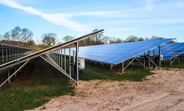 Wytwarzanie Czystej Energii Modułów Słonecznych Dużym Parku Północnej Europie — Zdjęcie stockowe