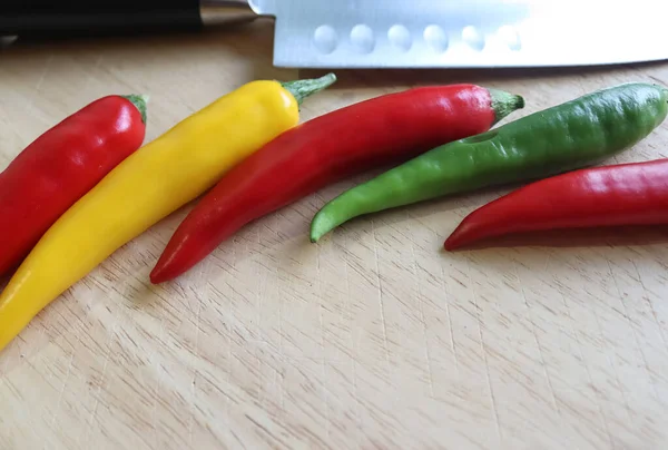 Top Perspektiva Pohled Chilli Paprika Nůž Dřevěné Řezací Desce Izolovaným — Stock fotografie