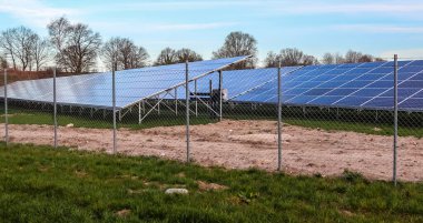 Kuzey Avrupa 'daki büyük bir parkta güneş modülleriyle temiz enerji üretiyor..