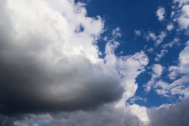 Güzel pofuduk beyaz bulut oluşumları Derin mavi bir yaz gökyüzünde