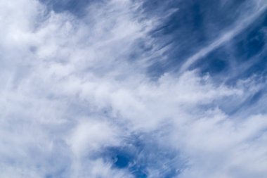 Avrupa 'nın üzerinde görülen masmavi bir yaz gökyüzünde çarpıcı bir sirrus bulutu oluşumu.