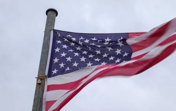 Abd Bayrağı Gökyüzüne Doğru Esen Bir Bayrak Direğinde — Stok fotoğraf
