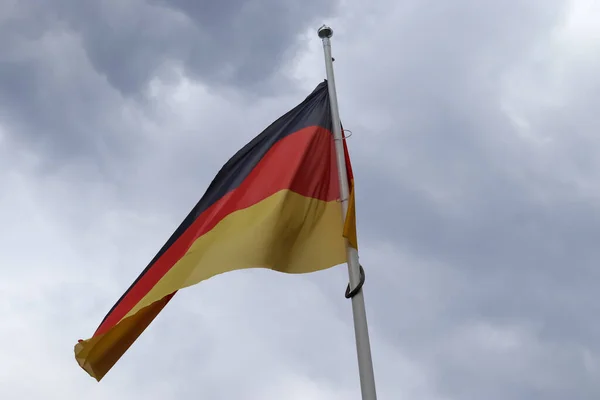 Прапор Німеччини Флагштоку Рухається Вітром Проти Неба — стокове фото
