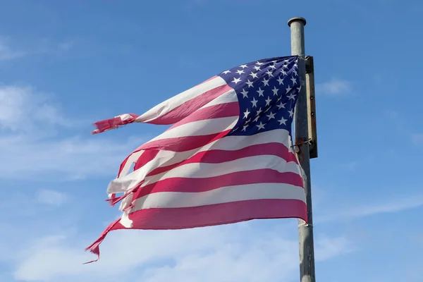 Usa Flagge Einem Fahnenmast Der Sich Wind Gegen Den Himmel — Stockfoto