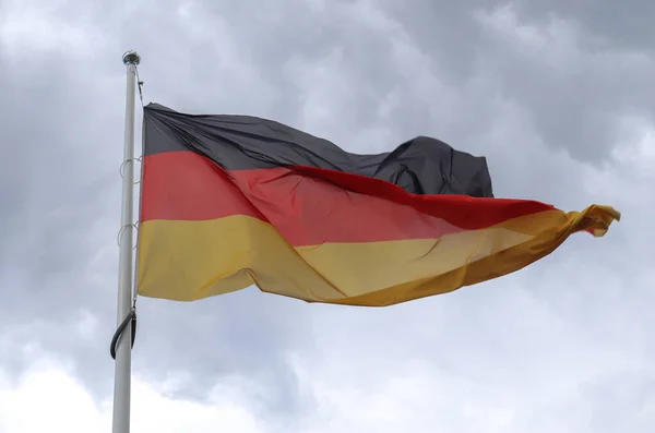 Duitsland Vlag Een Vlaggenmast Beweegt Wind Tegen Hemel — Stockfoto