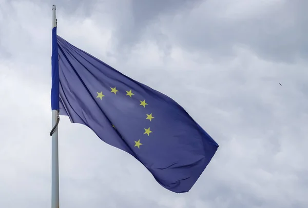 Európai Unió Zászlója Egy Zászlórúdnál Amely Széllel Szemben Mozog Felé — Stock Fotó