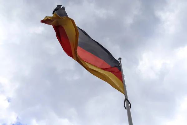 Σημαία Γερμανίας Στύλο Σημαίας Που Κινείται Στον Άνεμο Ενάντια Στον — Φωτογραφία Αρχείου