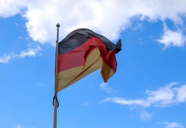 Bandera Alemania Asta Bandera Moviéndose Viento Contra Cielo —  Fotos de Stock