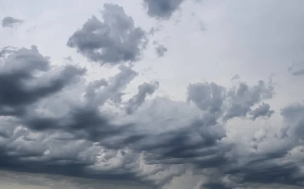 雷雨前的乌云形成 — 图库照片