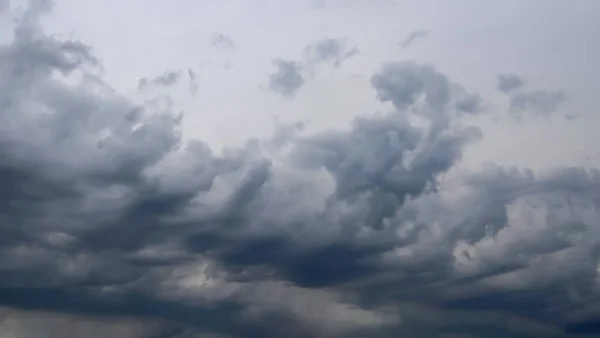 雷雨前的乌云形成 — 图库照片