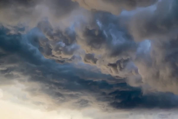 Atemberaubende Dunkle Wolkenformationen Kurz Vor Einem Gewitter — Stockfoto