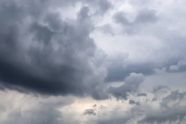 Wspaniałe Formacje Ciemnych Chmur Tuż Przed Burzą — Zdjęcie stockowe