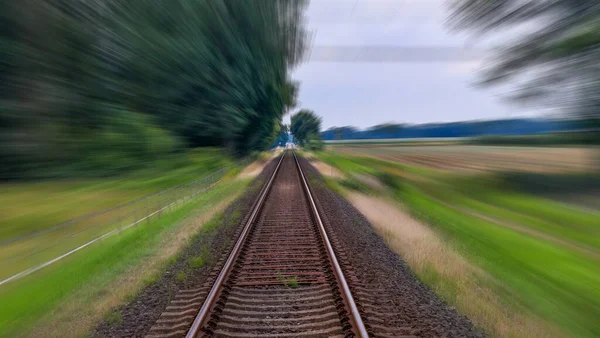 Visão Perspectiva Decrescente Uma Trilha Ferroviária Com Borrão Movimento Alta — Fotografia de Stock